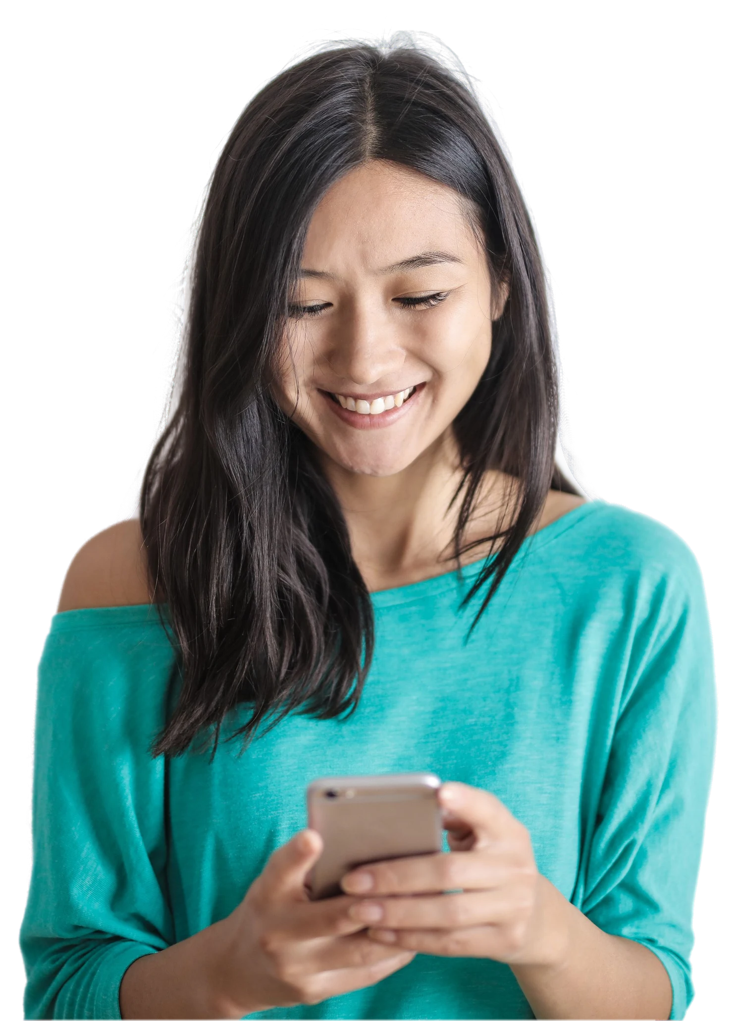 Revendedora sorrindo enquanto acompanha as vendas no celular.